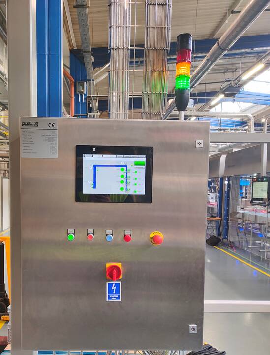 linia produkcyjna z szafką