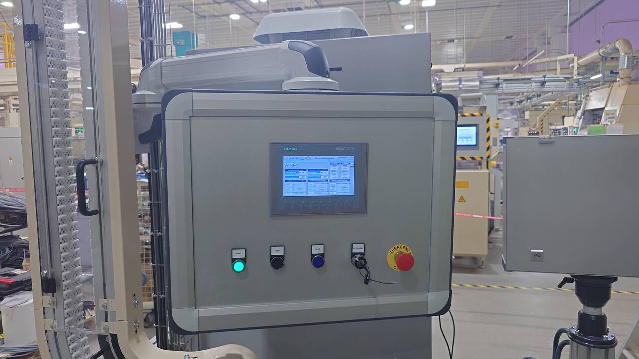 rząd falowników w szafie